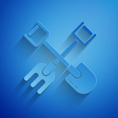 Kağıt kesiği Kürek ve tırmık simgesi mavi arka planda izole edilmiş. Bahçecilik, tarım, bahçıvanlık, çiftçilik aletleri. Toprak işçisi. Kağıt sanatı tarzı. Vektör İllüstrasyonu