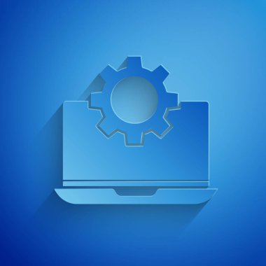 Kağıt kesiği Laptop ve vites simgesi mavi arkaplanda izole edilmiş. Laptop servis konsepti. Uygulama ayarlanıyor, seçenekler ayarlanıyor, bakım, onarım, onarım. Kağıt sanatı tarzı. Vektör İllüstrasyonu
