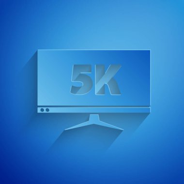 Kağıt kesimi bilgisayar bilgisayar monitörü görüntüsü ve mavi arkaplanda 5k video teknolojisi simgesi izole edildi. Kağıt sanatı tarzı. Vektör İllüstrasyonu