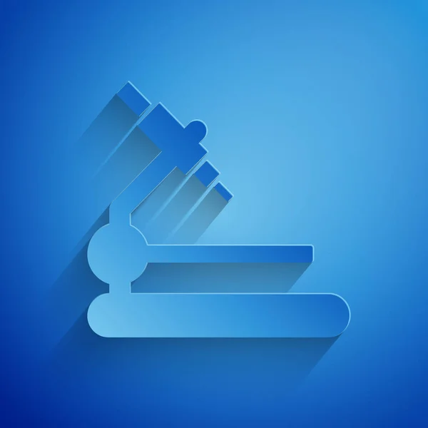 Papírvágás Mikroszkóp ikon elszigetelt kék háttérrel. Kémia, gyógyszerészeti eszköz, mikrobiológiai nagyító. Papírművészeti stílus. Vektorillusztráció — Stock Vector
