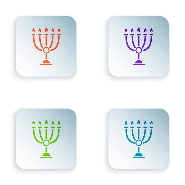 Color Icono de Hanukkah menorah aislado sobre fondo blanco. Hanukkah símbolo tradicional. Religión navideña, festival judío de las Luces. Establecer iconos en botones cuadrados de colores. Ilustración vectorial — Vector de stock