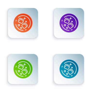 Beyaz arka planda izole viski ve buz küpleri simgesi Renk Cam. Simgeleri renkli kare düğmelere ayarlayın. Vektör İllüstrasyonu