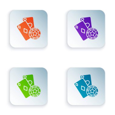 Renkli Kumarhane çipi ve oyun kartı simgesi beyaz arkaplanda izole edilmiş. Kumarhane pokeri. Renkli kare düğmelere simgeleri yerleştir. Vektör İllüstrasyonu