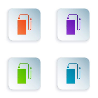 Beyaz arkaplanda farklı şarj kablosu simgesine sahip renk gücü bankası. Taşınabilir şarj cihazı. Renkli kare düğmelere simgeleri yerleştir. Vektör İllüstrasyonu