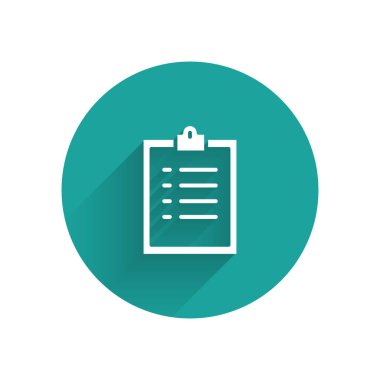 Liste simgesine sahip beyaz pano uzun gölgeli izole edildi. Kontrol listesi sembolü. Anket anketi ya da anket geri bildirim formu. Yeşil daire düğmesi. Vektör İllüstrasyonu