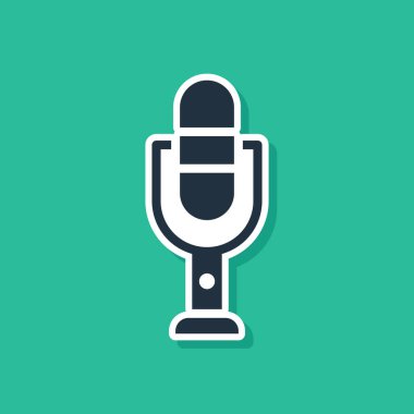 Mavi Mikrofon simgesi yeşil arkaplanda izole edildi. Radyodaki mikrofondan. Sözcü işareti. Vektör İllüstrasyonu