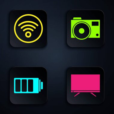 Smart Tv, Wi-Fi kablosuz internet ağı, pil şarj seviyesi göstergesi ve fotoğraf makinesi ayarla. Siyah kare düğme. Vektör