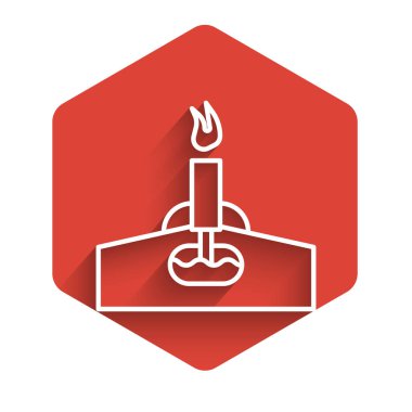 Ateş ikonlu, uzun gölgeli, beyaz çizgili petrol platformu. Gaz kulesi. Endüstriyel nesne Kırmızı altıgen düğmesi. Vektör İllüstrasyonu