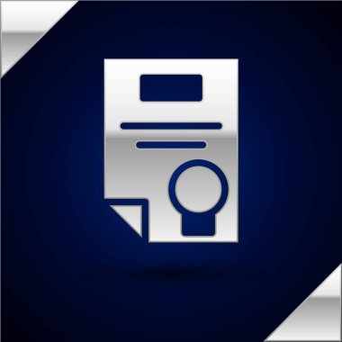 Gümüş Sertifika şablonu simgesi koyu mavi arkaplanda izole edildi. Başarı, ödül, diploma, burs, diploma kavramları. Vektör İllüstrasyonu