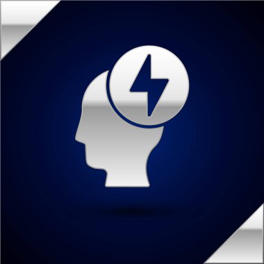 Gümüş insan kafası ve elektrik sembolü koyu mavi arka planda izole edilmiş. Vektör