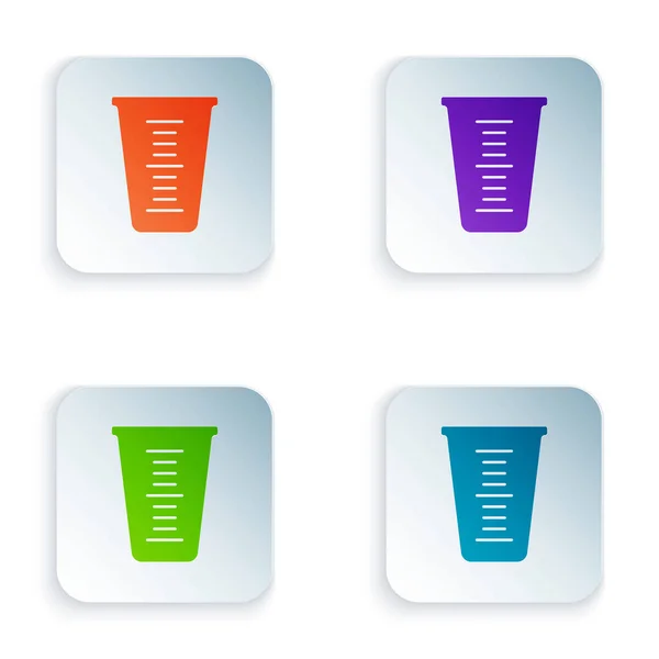 颜色测量杯测量干燥和液体食物图标隔离在白色背景 塑料刻有手柄的烧杯 在正方形按钮中设置彩色图标 — 图库矢量图片