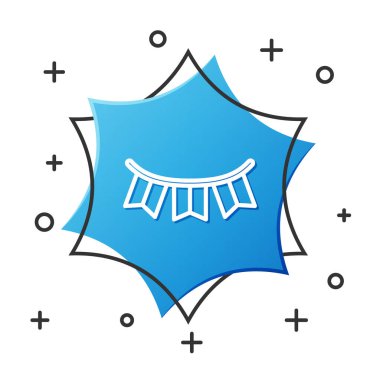 Beyaz çizgili karnaval çelengi beyaz arka planda izole edilmiş bayrak simgesi. Doğum günü kutlaması için parti flamaları, festival dekorasyonu. Mavi altıgen düğmesi. Vektör İllüstrasyonu.