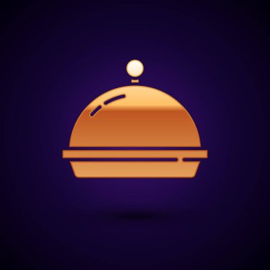 Siyah arka planda izole edilmiş bir tepsi yiyecek ikonu ile kaplanmış altın. Tepsi ve kapak. Kapaklı bir restoran saati. Mutfak eşyaları sembolü. Vektör.