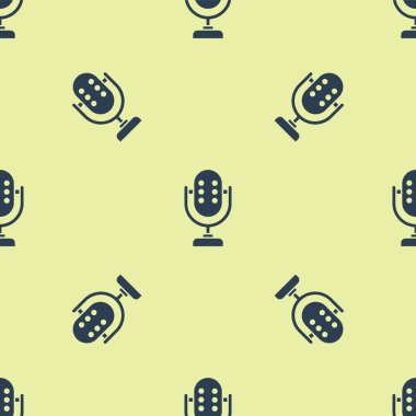 Mavi Mikrofon simgesi sarı arkaplandaki kusursuz deseni izole etti. Radyodaki mikrofondan. Sözcü işareti. Vektör.