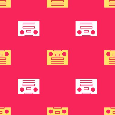 Sarı Retro ses kaset simgesi kırmızı arkaplanda izole edilmiş. Vektör İllüstrasyonu.