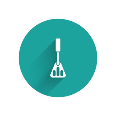 Beyaz Spatula ikonu uzun gölgeli izole edilmiş. Mutfak spatula ikonu. Barbekü spatula işareti. Barbekü ve ızgara aleti. Yeşil daire düğmesi. Vektör.