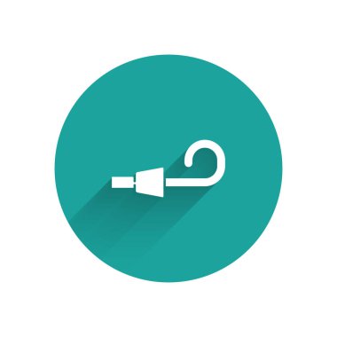 Beyaz doğum günü parti boynuzu ikonu uzun gölgeli izole edilmiş. Yeşil daire düğmesi. Vektör.