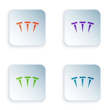 Beyaz arkaplanda izole edilmiş renkli metal tırnak simgesi. Kare düğmelere renkli simgeleri yerleştir. Vektör.