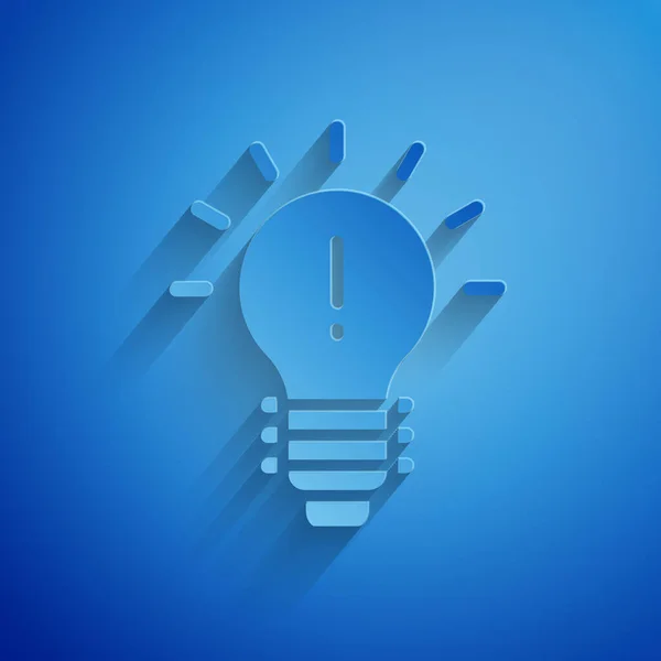 紙は青い背景にアイコンが孤立した電球をカットしました エネルギーとアイデアのシンボル インスピレーションの概念 紙のアートスタイル ベクターイラスト — ストックベクタ