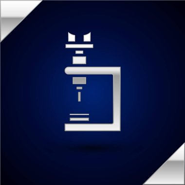 Gümüş Mikroskop simgesi koyu mavi arka plan üzerinde izole. Kimya, farmasötik alet, mikrobiyoloji büyüteç aracı. Vektör İllüstrasyonu.