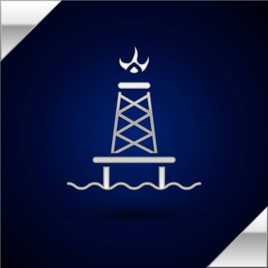 Koyu mavi arka planda ateş ikonu olan gümüş petrol platformu. Gaz kulesi. Endüstriyel nesne Vektör İllüstrasyonu.