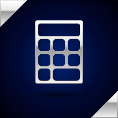Koyu mavi arka planda yalıtılmış Gümüş Hesap Makinesi simgesi. Muhasebe sembolü. İş hesaplamaları matematik eğitim ve finans. Vektör İllüstrasyonu.