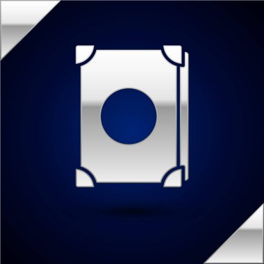 Simya tarifleri, mistik büyüler ve koyu mavi arka planda izole edilmiş büyü ikonu içeren Gümüş Kadim büyü kitabı. Vektör İllüstrasyonu.