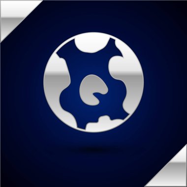 Gümüş Dünya dünya simgesi koyu mavi arka plan üzerinde izole. Dünya veya Dünya işareti. Küresel internet sembolü. Geometrik şekiller. Vektör İllüstrasyonu.