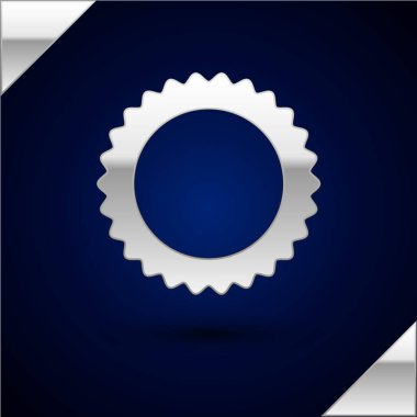 Koyu mavi arkaplanda izole edilmiş gümüş güneş ikonu. Yaz sembolü. Güneşli bir gün. Vektör İllüstrasyonu.