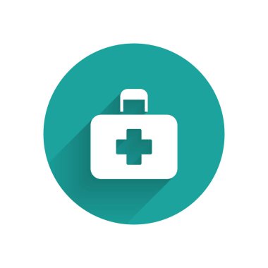 Uzun gölgeli beyaz ilk yardım çantası simgesi. Haçlı sağlık kutusu. Acil durumlar için tıbbi ekipman. Sağlık sigortası konsepti. Yeşil daire düğmesi. Vektör İllüstrasyonu.