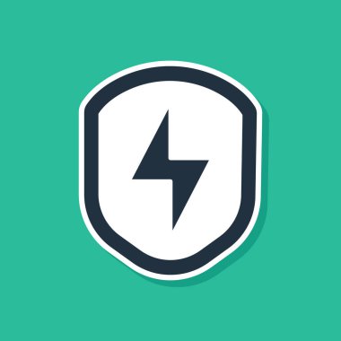 Yeşil zemin üzerinde yıldırım simgesi olan mavi güvenlik kalkanı. Güvenlik, güvenlik, koruma, gizlilik kavramı. Vektör.