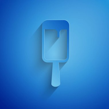 Kağıt kesiği dondurma ikonu mavi arka planda izole edilmiş. Güzel sembol. Kağıt sanatı tarzı. Vektör.