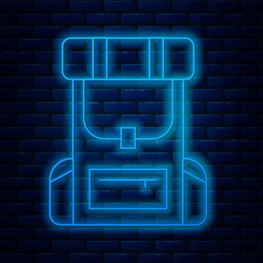 Parlayan neon hattı Yürüyüş sırt çantası simgesi tuğla duvar arka planında izole edildi. Kamp ve dağ gezisi sırt çantası. Vektör İllüstrasyonu.