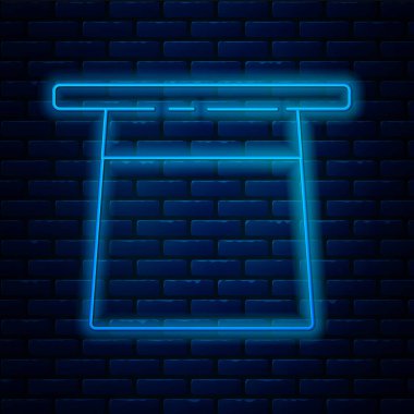 Parlayan neon hattı sihirbaz şapkası simgesi tuğla duvar arka planında izole edildi. Sihir numarası. Gizemli eğlence konsepti. Vektör İllüstrasyonu.