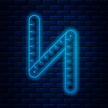 Parlayan neon hattı, katlama cetvel simgesi tuğla duvar arka planında izole edildi. Vektör İllüstrasyonu.