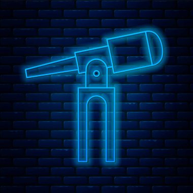 Parlayan neon hattı Teleskop simgesi tuğla duvar arka planında izole edildi. Bilimsel bir alet. Eğitim ve astronomi elementi, dürbün ve çalışma yıldızları. Vektör İllüstrasyonu.