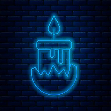 Parlayan neon hattı, tuğla duvar arka planında izole edilmiş şamdan ikonunda yanan mum. Silindirik mum çubuğu ve yanan ateş. Vektör İllüstrasyonu.