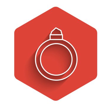 Beyaz çizgi Elmas nişan yüzüğü ikonu uzun gölgeli izole edilmiş. Kırmızı altıgen düğmesi. Vektör.