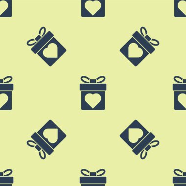 Sarı arka planda, kalp simgesinin izole edildiği mavi hediye kutusu. Sevgililer Günü. Vektör İllüstrasyonu.