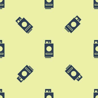 Bilet simgesine sahip mavi pasaport sarı arka planda izole edilmiş. Kimlik Belgesi. Konsept seyahat ve turizm. Vektör İllüstrasyonu.