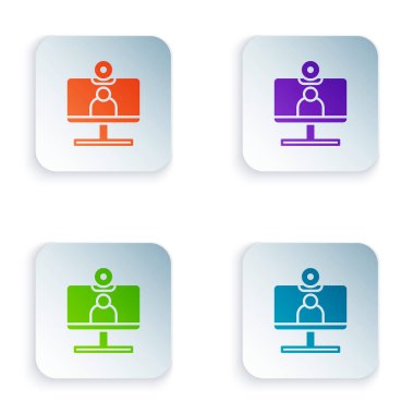 Renkli Video sohbet konferansı simgesi beyaz arkaplanda izole edildi. Ekranda görüntülü sohbet arayüzü olan bilgisayar. Kare düğmelere renkli simgeleri yerleştir. Vektör İllüstrasyonu.