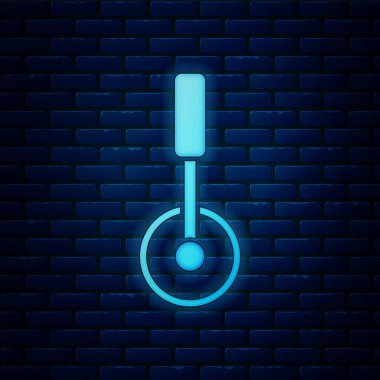 Duvarın arka planında parlayan neon pizza bıçağı ikonu izole edilmiş. Pizza kesme tabelası. Çelik mutfak gereçleri. Vektör.