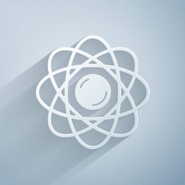 Kağıt kesiği Atom simgesi gri arkaplanda izole edildi. Bilimin, eğitimin, nükleer fiziğin, bilimsel araştırmaların sembolü. Kağıt sanatı tarzı. Vektör.