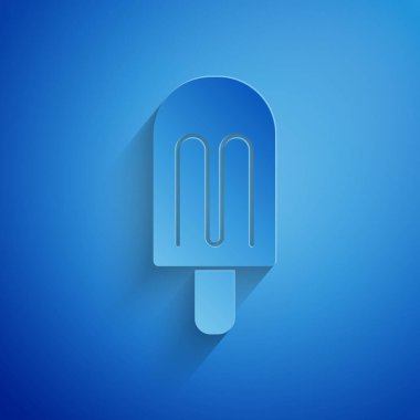 Kağıt kesiği dondurma ikonu mavi arka planda izole edilmiş. Güzel sembol. Kağıt sanatı tarzı. Vektör.