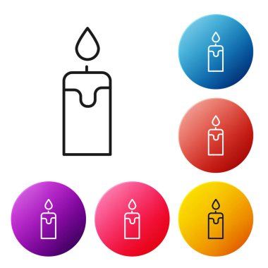 Beyaz arkaplanda siyah çizgi yanan mum simgesi izole edildi. Silindirik mum çubuğu ve yanan ateş. Renkli daire düğmelerini ayarlayın. Vektör.