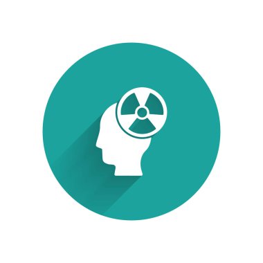 İnsan kafasının beyaz silueti ve uzun gölgeli bir radyasyon sembolü. Yeşil daire düğmesi. Vektör.