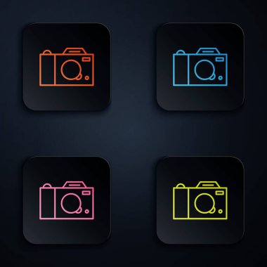 Renkli neon çizgisi fotoğraf makinesi simgesi siyah arkaplanda izole edildi. Fotoğraf makinesi simgesi. Kare düğmelere simgeleri yerleştir. Vektör.