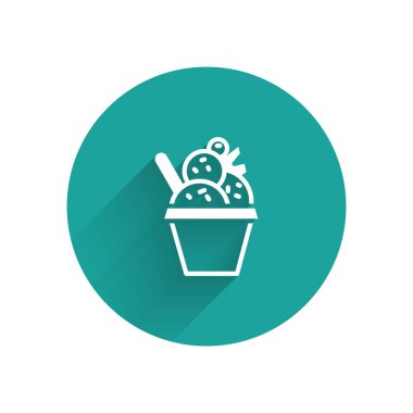 Kase ikonundaki uzun gölgeli beyaz dondurma. Güzel sembol. Yeşil daire düğmesi. Vektör.