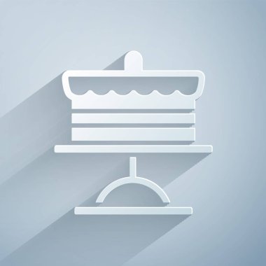 Kağıt kesiği, gri arkaplanda izole edilmiş tabak simgesindeki pasta. Doğum günün kutlu olsun. Kağıt sanatı tarzı. Vektör.