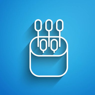 Mavi arka planda izole edilmiş kulak simgesi için beyaz pamuklu çubuk. Uzun gölge. Vektör İllüstrasyonu.